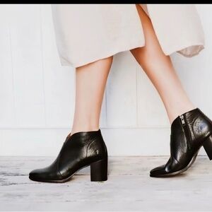 Frye Nora 8.5 Zip Short Leather Booties almond toe Black western